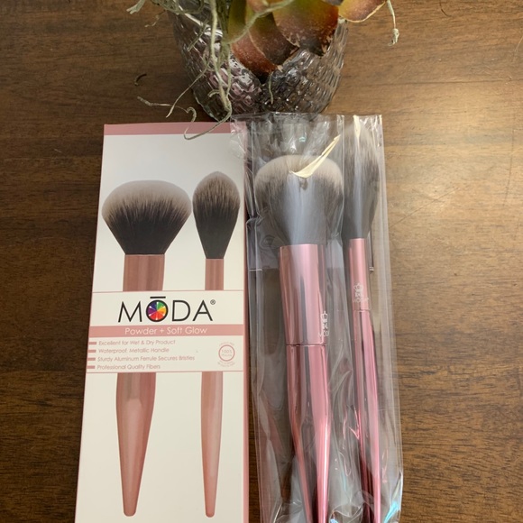 SOLD!! Anastasia palette + Moda brush - Picture 4 of 4